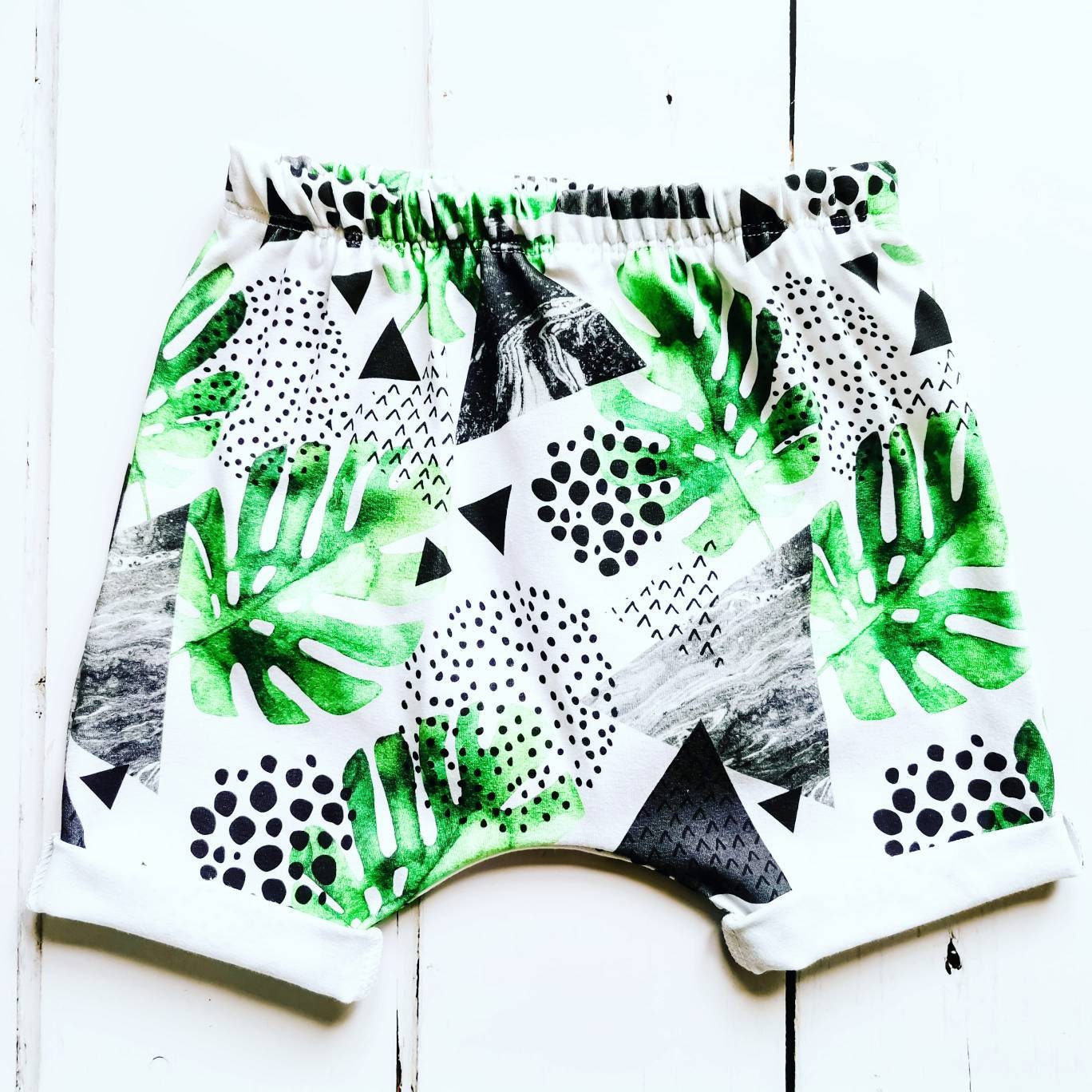 Monstera Shorts